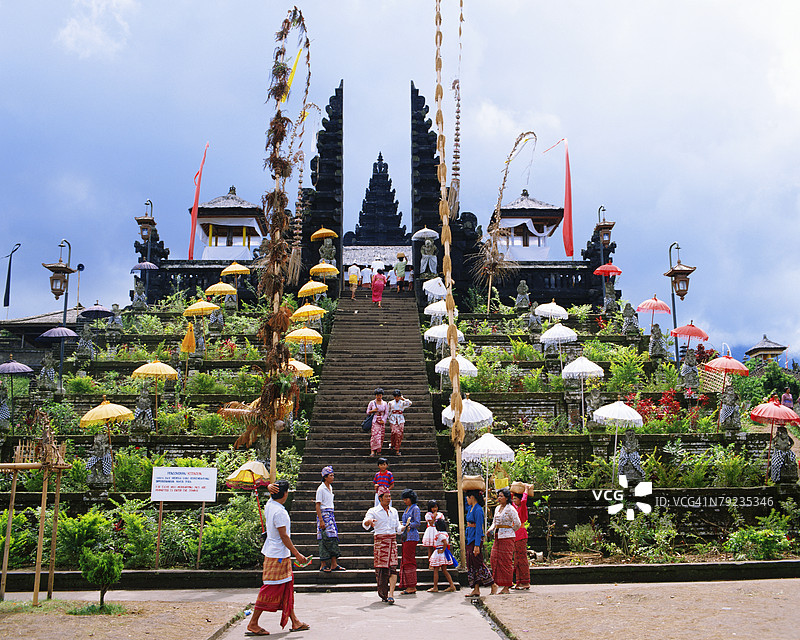 在印度尼西亚巴厘岛登巴萨的布萨基寺的一大群人图片素材