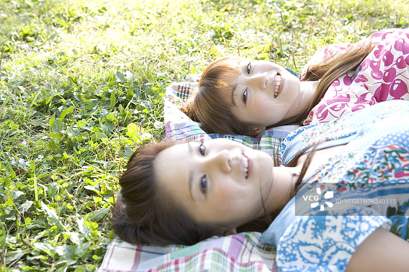 两个女人躺在草地上图片素材
