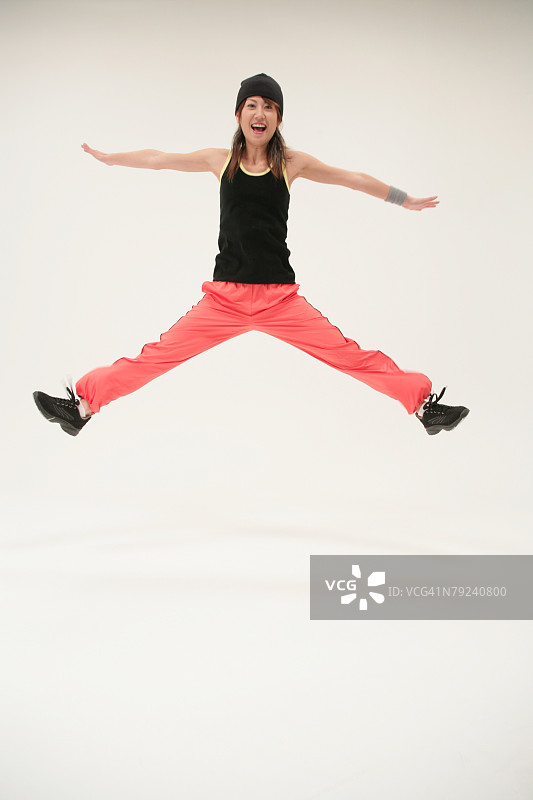 穿着休闲装的跳跃女人图片素材