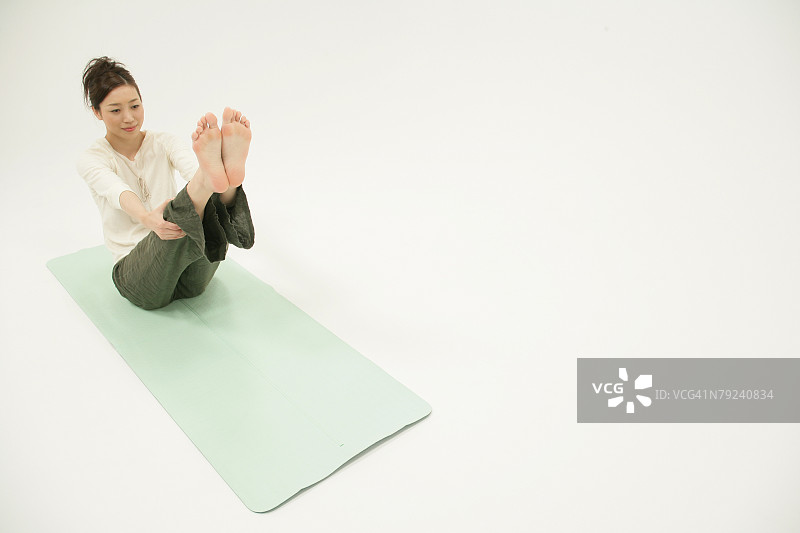 瑜伽姿势的俯视女人图片素材