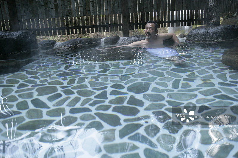 在温泉里的年长男人图片素材