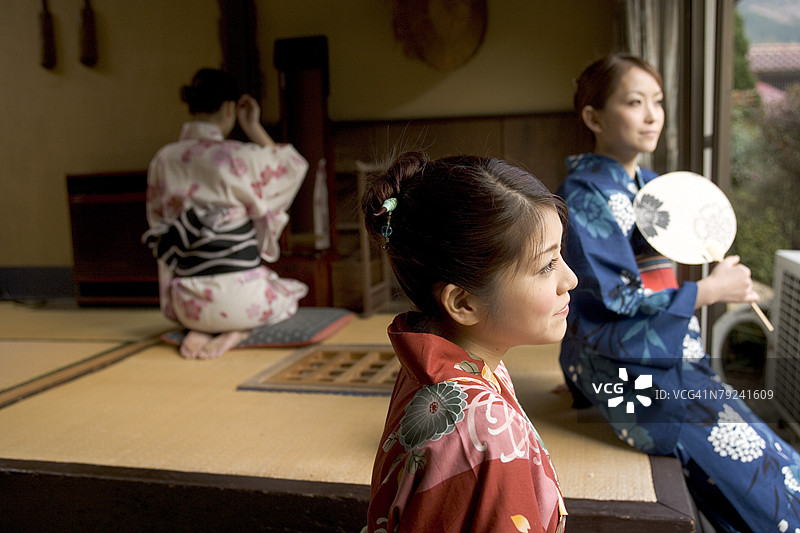 穿着和服的女性，放松身心图片素材