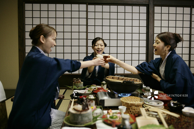 三名女子在盛宴上举杯庆祝图片素材