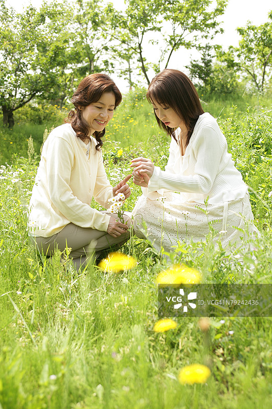 两位女性在田野中图片素材