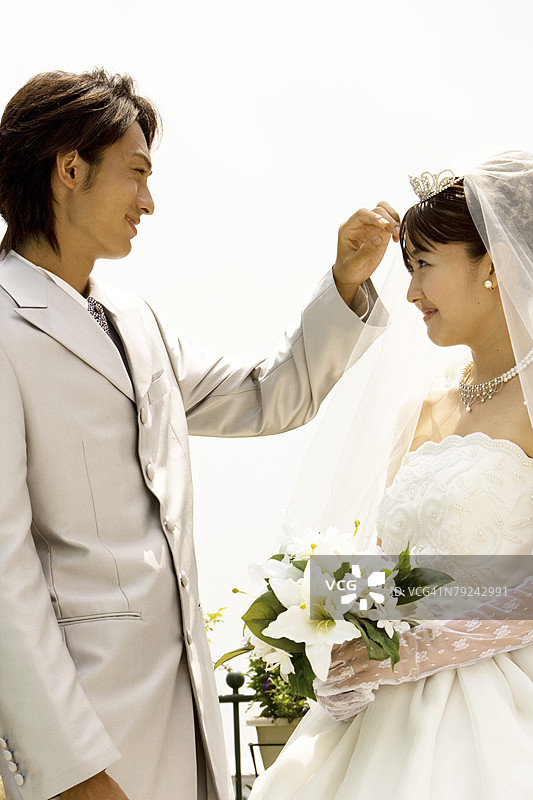 新娘和新郎站在花园里图片素材