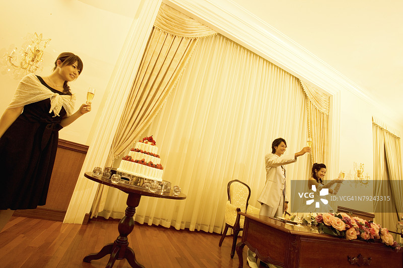 新娘和新郎在婚宴上敬酒，低角度拍摄图片素材