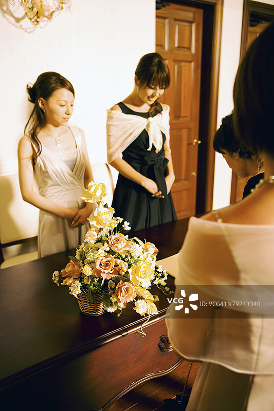 在婚礼接待处签署客人簿的女性图片素材