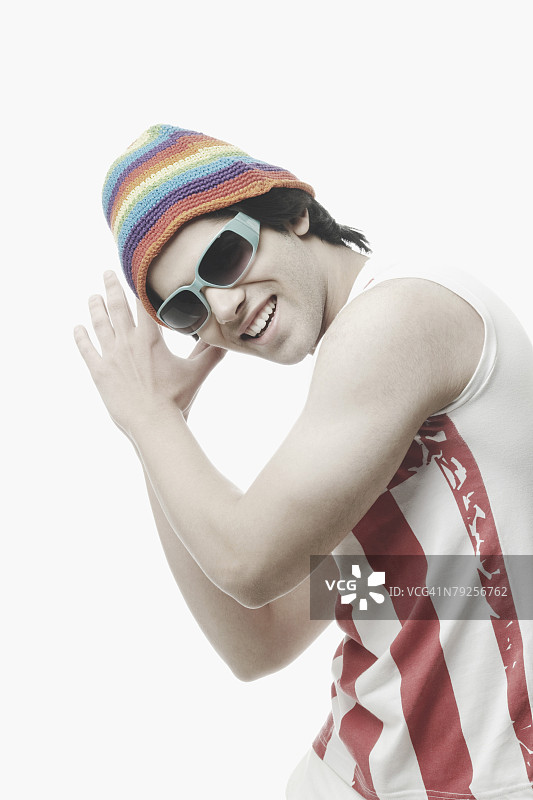 跳舞的年轻男人侧面照图片素材