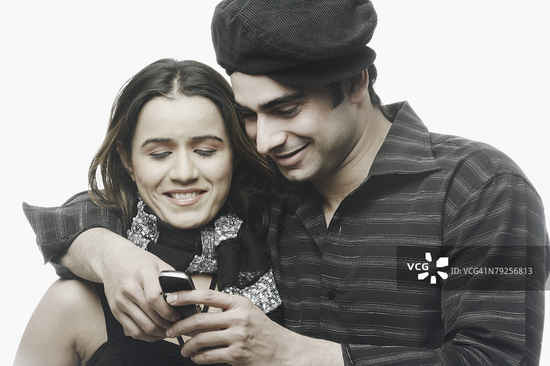 年轻情侣看手机的特写镜头图片素材