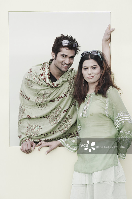 年轻情侣微笑的肖像图片素材