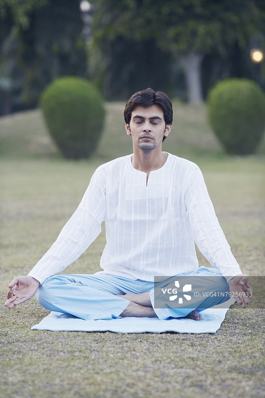 青年男子冥想图片素材