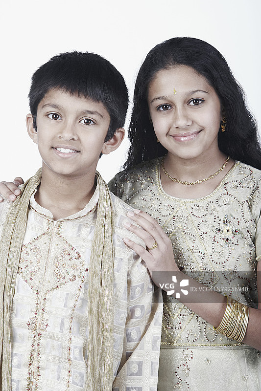 和哥哥站在一起的女孩肖像图片素材