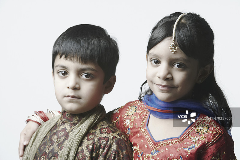 女孩与她的兄弟的肖像图片素材