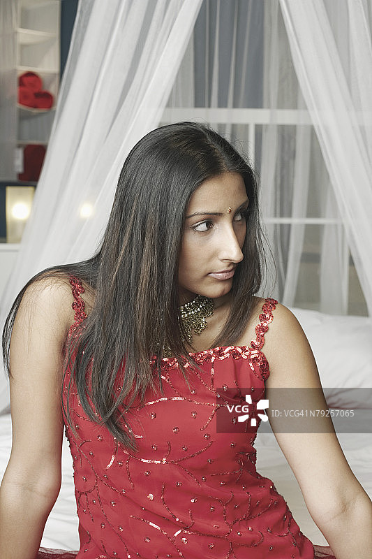 年轻女人坐在床上特写图片素材