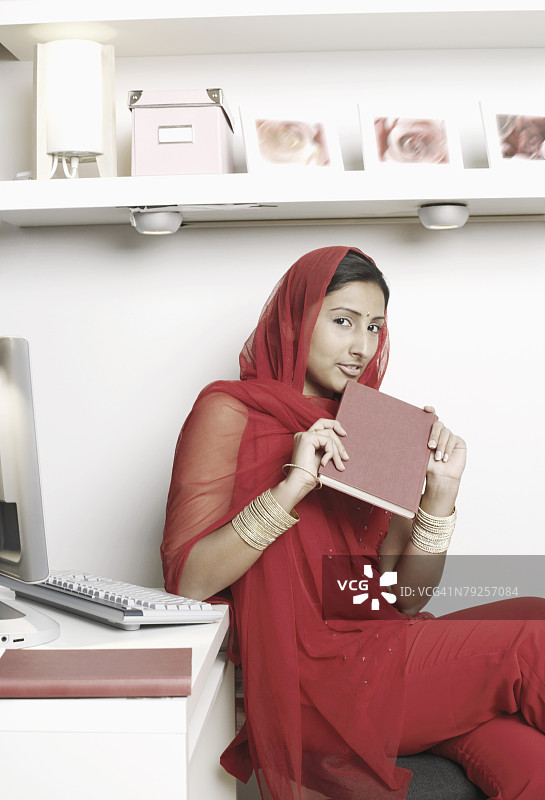 手持书本的年轻女子肖像图片素材