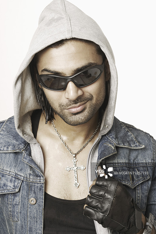 年轻男子穿着带帽衫的特写镜头图片素材