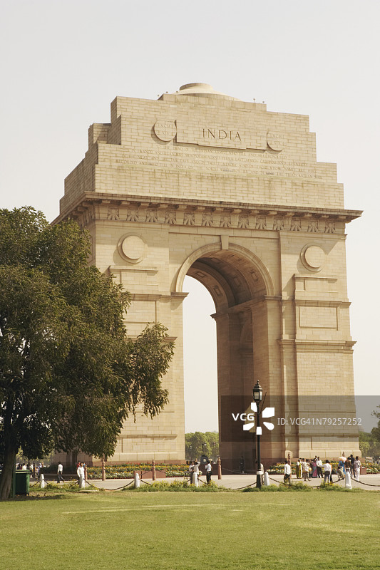 游客在印度新德里印度门纪念碑前图片素材