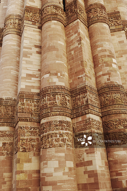 “德里古特布塔的纪念碑石墙特写”图片素材