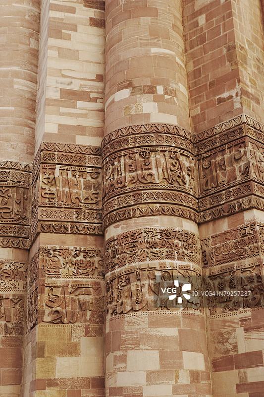 “德里古特布塔的纪念碑石墙特写”图片素材