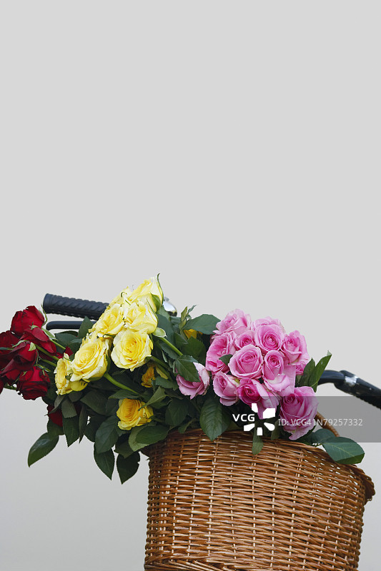 柳条篮子里的花朵特写图片素材