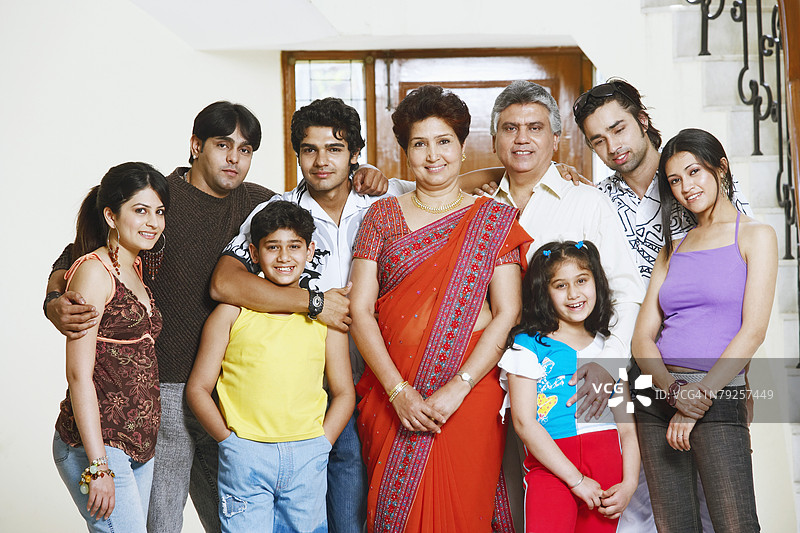 一家人站在一起的肖像图片素材