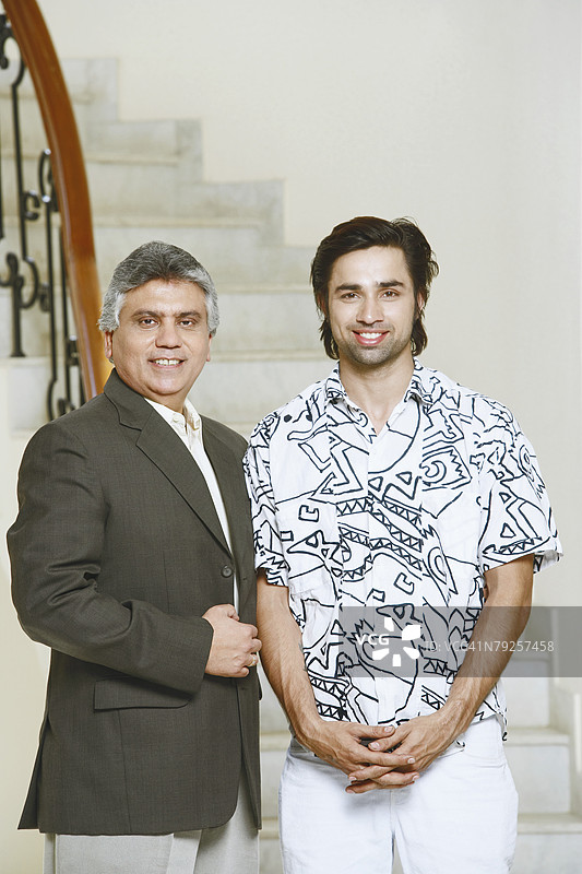 中年男人和儿子微笑的肖像图片素材