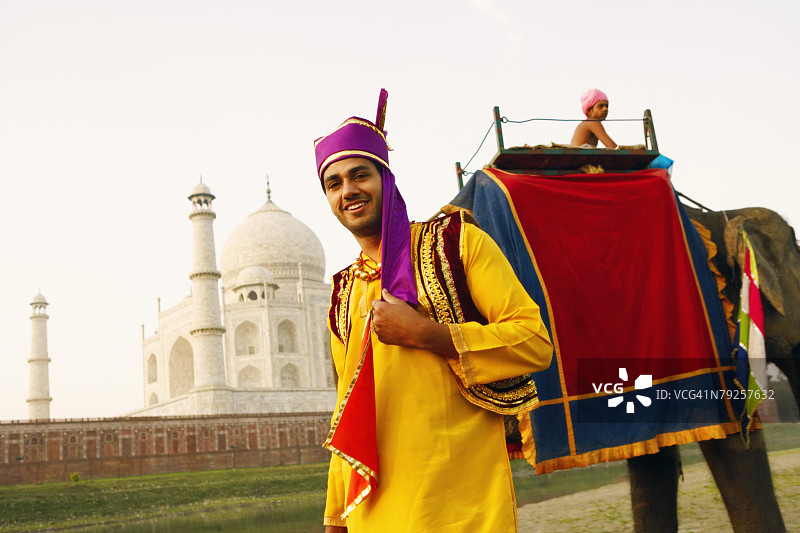 站在印度北方邦阿格拉泰姬陵河岸的年轻男子肖像图片素材