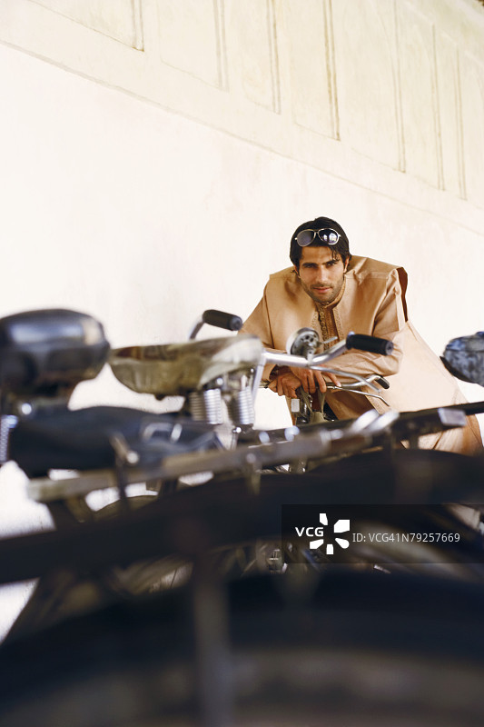 靠在自行车上的年轻女子肖像图片素材