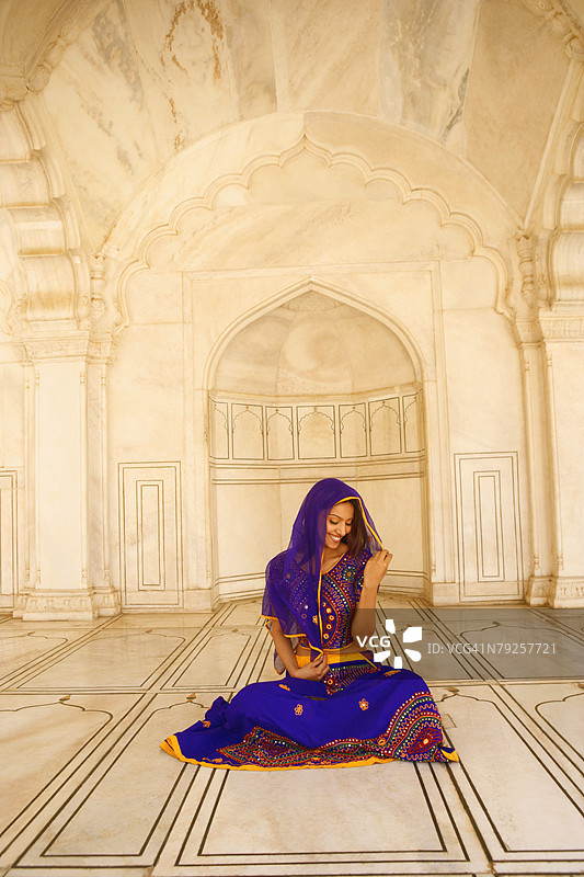 年轻女性坐在地板上微笑图片素材