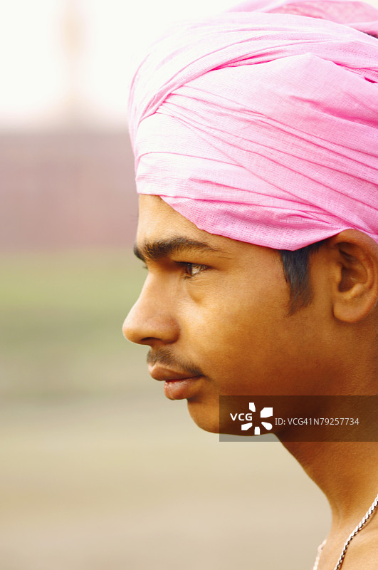 年轻男人侧面图片素材