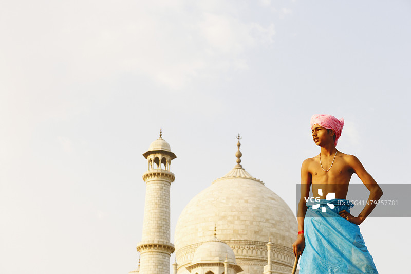 仰视站在陵墓前的年轻人，泰姬陵，阿格拉，北方邦，印度图片素材
