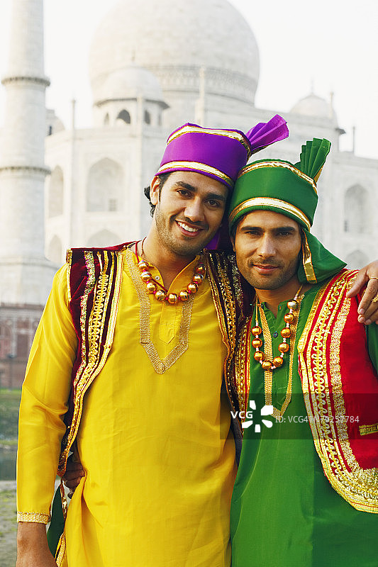 在印度北方邦阿格拉泰姬陵陵墓前站立的两个年轻男人图片素材