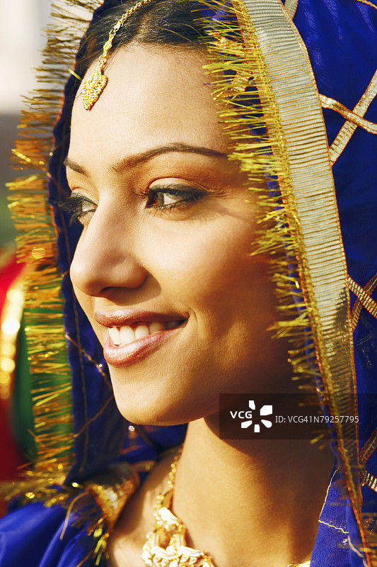 一个年轻女子微笑的特写图片素材