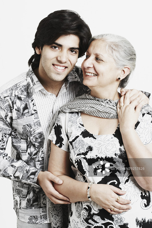 与祖母合影的年轻男子肖像图片素材