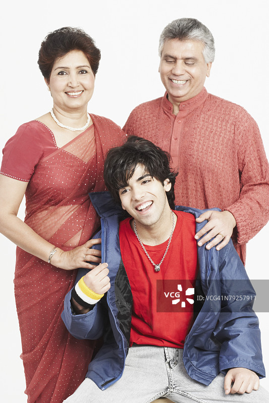 成熟夫妇和儿子微笑的特写图片素材