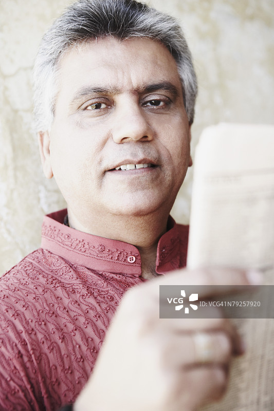 手持报纸的中年男人肖像图片素材