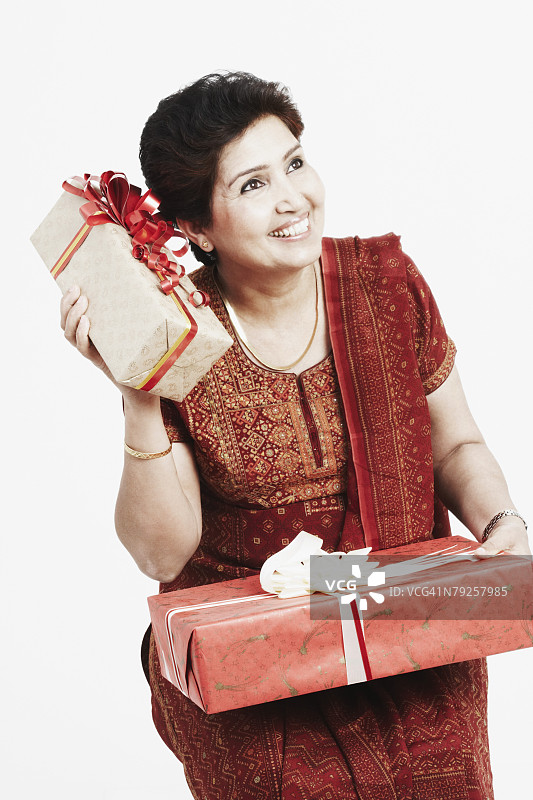拿着礼物的成熟女人的特写图片素材