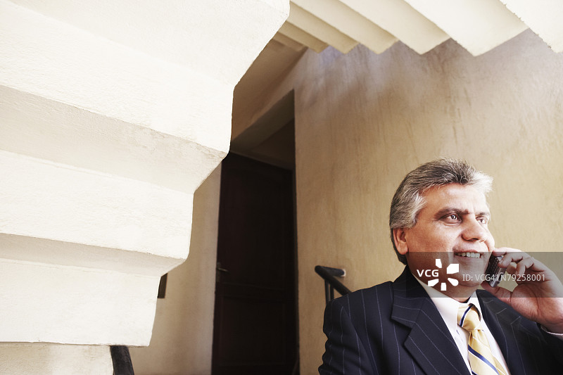 中年男人用手机交谈特写图片素材