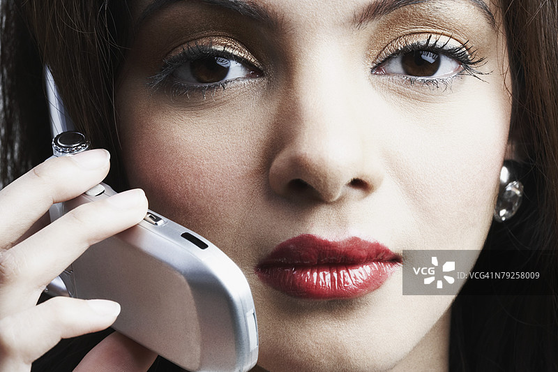 年轻女性在打手机的肖像图片素材