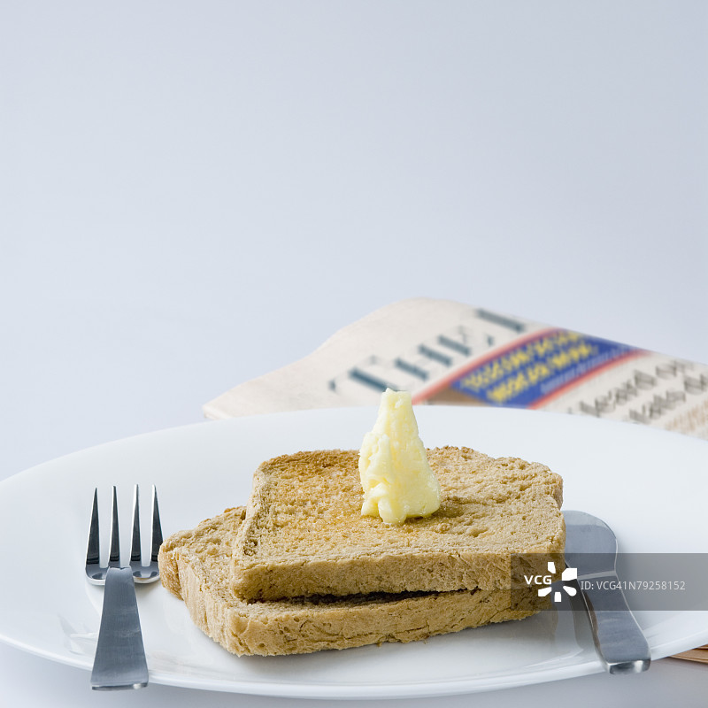 全麦面包和黄油在盘子里的特写图片素材
