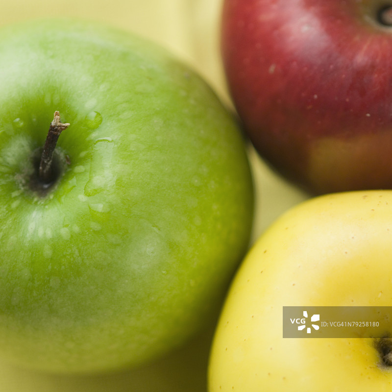 三个苹果的高角度景观图片素材