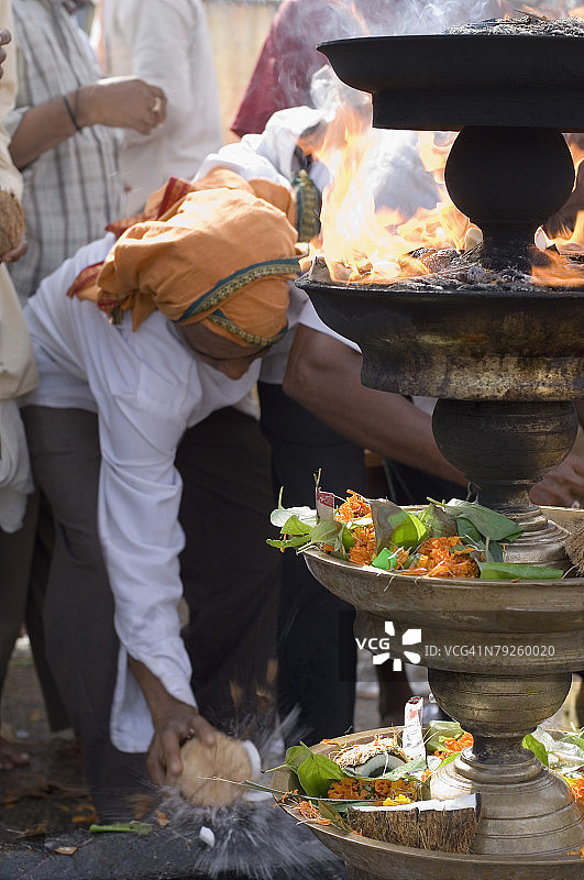 印度安得拉邦提鲁马拉文卡特斯瓦拉神庙的椰子供品图片素材