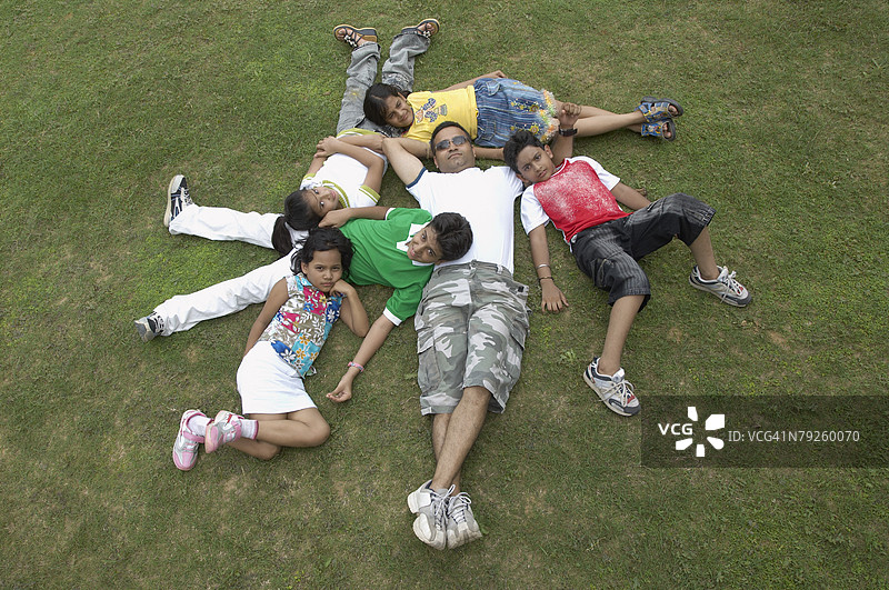 高角度视图的家庭躺在地上微笑图片素材