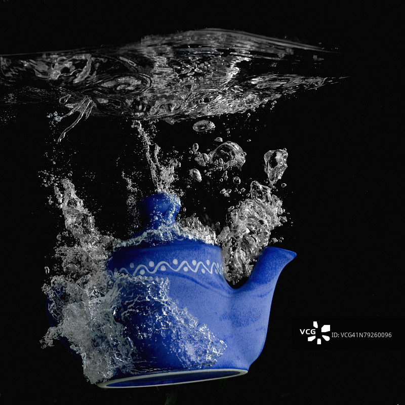 水壶在水下特写图片素材