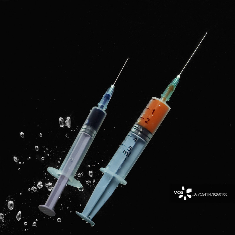 两个注射器特写图片素材