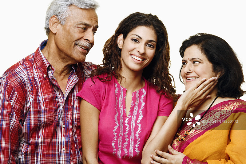 年轻女子和父母微笑的特写图片素材