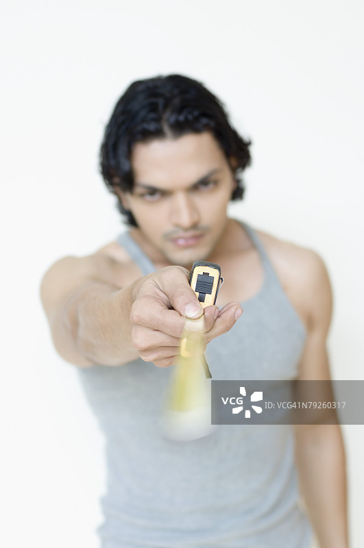 年轻男子展示卷尺特写图片素材