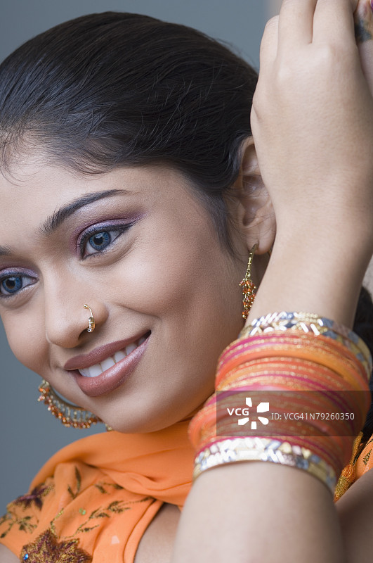 一个年轻女子微笑的特写图片素材