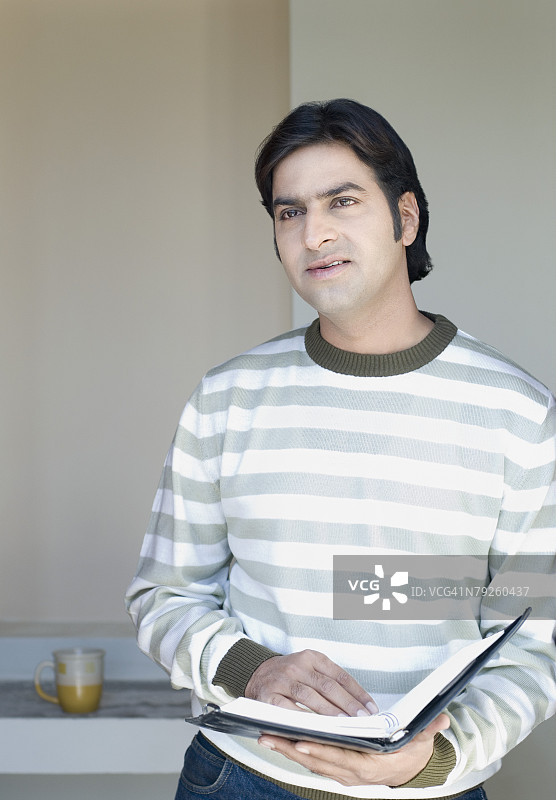 中年男人拿着日记图片素材