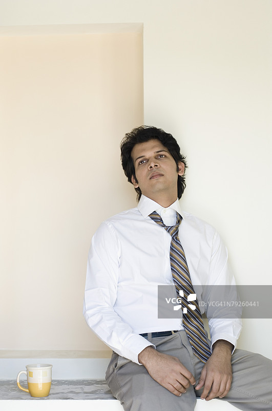 商务人士靠墙思考图片素材